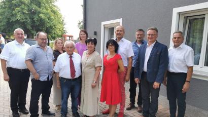 Bild: Gertraud Portner
Anni Klier feierte ihren 80. Geburtstag mit vielen Gratulanten. Dazu zählten neben der Familie (ab Zweiter von links: Sohn Roland mit Andrea, Gatte Josef, Patenkind Tanja, Tochter Karola mit Anton) auch Dekan Alfons Kaufmann (links), Bürgermeister Adolf Hammer (Zweiter vor rechts) mit Stellvertreter Adolf Zitzmann (Dritter von rechts) und Vorgänger Norbert Eckl (rechts).