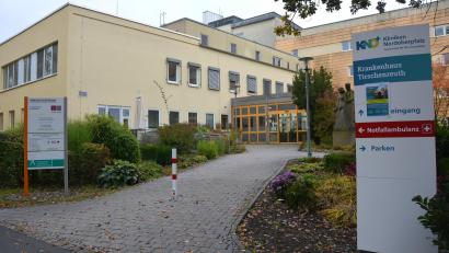 Archivbild: Josef Rosner
Das Krankenhaus Tirschenreuth soll in ein Zentrum für ambulante Operationen und Altersmedizin umgebaut werden. Dazu gehört auch der Umzug der geriatrischen Reha-Klinik von Erbendorf in die Kreisstadt. Doch die Maßnahme verzögert sich. Die CSU-Stadtratsfraktion forderte in der Juli-Sitzung Aufklärung über den Stand der Dinge.
