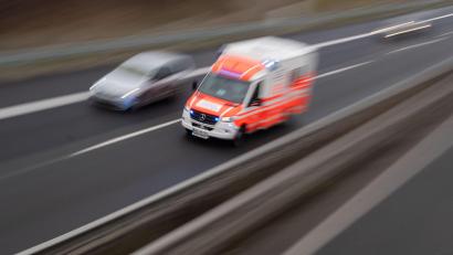 Bild: Julian Stratenschulte/dpa
Bei dem Unfall wurde ein Fahrer lebensgefährlich verletzt (Illustration).