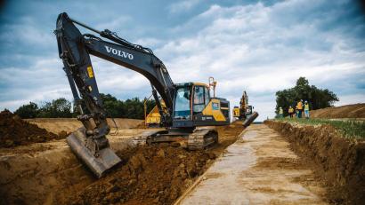 Bild: K. Parot / TenneT
Die Arbeiten am Süd-Ost-Link im Abschnitt C2 zwischen Marktredwitz und Pfreimd werden von Archäologen begleitet. Derzeit ist ein Team bei Pirk im Einsatz. Ehe die Baumaschinen anrollen, prüfen die Wissenschaftler die Baufelder auf mögliche historische Funde wie etwa Siedlungen.