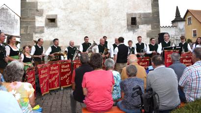Bild: Renate Gradl
Rund 400 Besucher waren begeistert, als die Musikkapelle Dießfurt im Hof des Dießfurter Schlosses ihre Serenade "Pop meets Blasmusik" spielte.