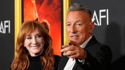 Bild: Chris Pizzello/Invision/AP/dpa
Springsteens Frau Patti ist auch Mitglied der legendären E Street Band, die den Rockmusiker seit Jahrzehnten begleitet. (Archivbild)