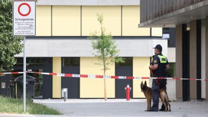 Bild: Karl-Josef Hildenbrand/dpa
Ein 16-Jähriger wurde nach dem Angriff auf dem Schulgelände Anfang Juli festgenommen. (Archivbild)