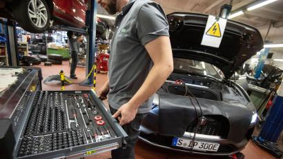 Symbolbild: Marijan Murat/dpa
Verantwortlich für hohe Reparaturkosten sind nicht nur die Inflation und gestiegene Löhne, sondern auch die komplexe Fahrzeugtechnik moderner Autos. Hochsensible Sensoren, Kameras und modulare Bauteile erhöhen die Reparaturkosten – selbst bei vermeintlich kleinen Schäden.