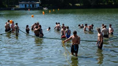Bild: Robert Dotzauer
Das Rußweiher-Freibad war Schauplatz für den Praxistag "Rettungsschwimmen" der 110 Polizeischüler.