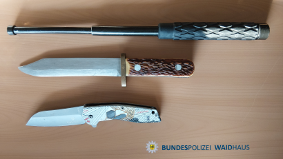 Bild: Bundespolizei
Die Bundespolizei Waidhaus hat auf der A6 einen gesuchten Mann mit Waffen festgenommen. Seine Schwester bewahrte ihn vor der Haft.