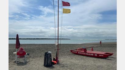Bild: Christoph Sator/dpa
In Italien fehlt es an Strandwärtern - jetzt sollen Häftlinge helfen. (Archivbild)