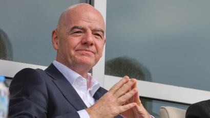 Bild: Riza Ozel/AP/dpa
Der schwer in die Kritik geratene FIFA-Boss Gianni Infantino. (Archivbild)