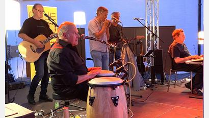 Bild: Claudia Völkl
Im lauschigen Spitalhof zauberten "Ollie und die Blinden" mit Stehlampen Wohnzimmer-Atmosphäre (von links): Edi Duschner (Gitarre, Gesang), Wolfgang Engel (Gesang, Percussion), Josef Luber (Blues Harp), Christian Hoferer (Gitarre, Gesang) und Ollie Graf (Keyboard).