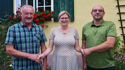 Bild: Fritz Dietl
Bürgermeisterin Beate Dietrich dankt Richard Wiesneth (links) für seine geleistete Arbeit und gratuliert Andreas Siegert zur Wahl als neuer Ortssprecher von Krickelsdorf.