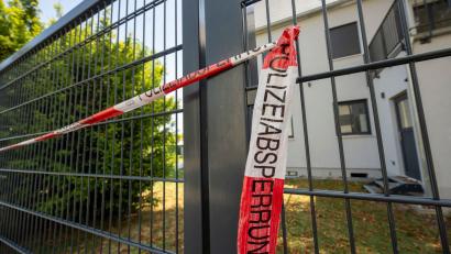 Bild: Stefan Puchner/dpa
Am Tag nach dem Fund der Leichen blieb das Gelände zunächst gesperrt.