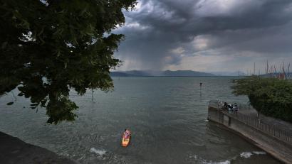 Bild: Karl-Josef Hildenbrand/dpa
Bei stürmischem Wetter waren die ersten Menschen bereits von dem Floß ins Wasser gefallen. (Symbolbild)