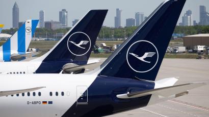 Bild: Boris Roessler/dpa
Lufthansa hat ihr Angebot auf der Kurzstrecke gekürzt. (Archivbild)