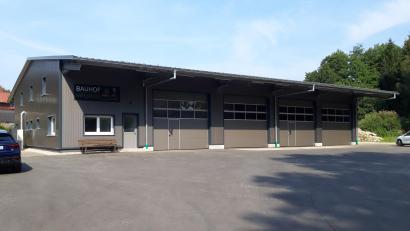 Bild: wkr
Die neue Bauhofhalle von Mehlmeisel auf dem Gelände der Kläranlage. Es dürfte auch das modernste Gebäude in Mehlmeisel und die modernste Bauhofhalle im inneren Fichtelgebirge sein.