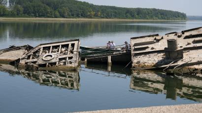 Bild: Darko Vojinovic/AP/dpa
Die Niedrigwasser führende Donau legt in Serbien die Wracks von Kriegsschiffen der Nazi-Marine frei.
