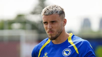 Bild: Leonardo Ramirez/eyepix via ZUMA Press Wire/dpa
Erst die Hitze bei der WM im Trikot von Bosnien-Herzegowina und jetzt im Trainingslager des VfB Stuttgart: Stürmer Demirović „hasst“ sehr hohe Temperaturen. (Archivbild)