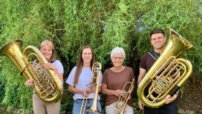 Bild: Heidi Kurz
Von links. Manuela, Miriam, Bettina und Stefan vom Königsteiner Posaunenchor beteiligen sich am Weltrekordversuch in Nürnberg