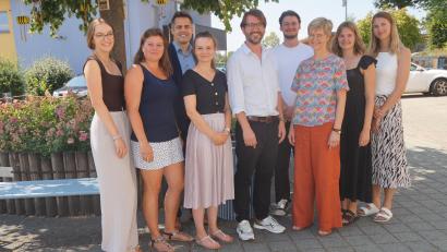 Bild: Elfriede Weiß
Bürgermeister Rudolf Teplitzky (dritter von links) und Konrektor Peter Grosser (fünfter von links) verabschiedeten Rektorin Friederike Bösl (dritte von rechts). Auch die Lehrkräfte (von links) Lorena Müllner, Rebecca Juraske, Ramona Fuchs, Lukas Dinzinger, Mona Fischer und Miriam Lamecker verlassen die Schule.