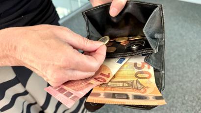 Symbolbild: Gabi Schönberger
Raus mit dem Geld: Finanzbeamte nahmen Bedienungen im Festzelt ihre Barbestände aus dem Geldbeutel ab.