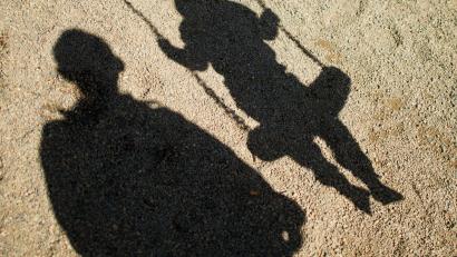 Symbolbild: Julian Stratenschulte/dpa
Ein 67-jähriger Mann suchte auf einem Spielplatz in Amberg Kontakt zu Kindern. Die Polizei ermittelt und bittet um Zeugenhinweise.