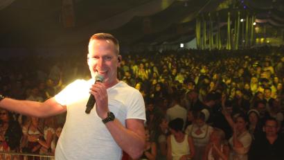 Bild: Konrad Rosner
Blick von Highline aus auf das brechend volle Festzelt.