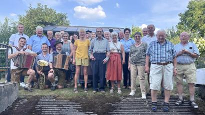 Bild: Gemeinde Schmidgaden/ Martin Bauer
Eine große Abordnung aus Schmidgaden gratulierte dem Pfarrer i. R. und Ehrenbürger Alois Scherm (Fünfter von links) zum 85. Geburtstag.