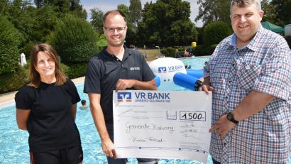 Bild: Norbert Weis
Im Illschwanger Freibad wurde eine neue Wasserkrake eingeweiht. Von links: Stephanie Fuchs VR-Marketing, Vorstand der VR Bank Florian Rauch, Bürgermeister der Gemeinde Illschwang Dieter Dehling.