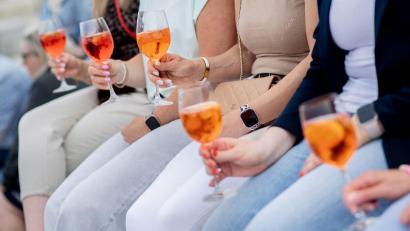 Bild: Hauke-Christian Dittrich/dpa
Frauen, die Aperol Spritz trinken - sieht man häufig in Deutschland. (Archivbild)