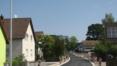 Bild: Johann Kneißl
Die Arbeiten im Ossangerweg sind weit fortgeschritten. Neue LED-Leuchten vom Bayernwerk zieren das Straßenbild.