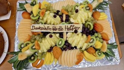 Bild: upl
Spontanes Geschenk: eine Obstplatte für die Verpflegungsstation im Gemeindezentrum.