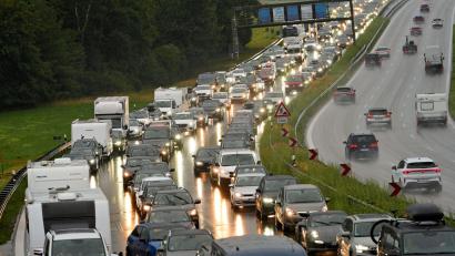 Bild: Uwe Lein/dpa
Stau auf der A8: Während der Unfallaufnahme blieb die Autobahn zeitweise gesperrt. (Symbolbild)