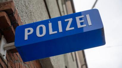 Bild: Peter Kneffel/dpa
Opfer und mutmaßlicher Täter trafen einander ausgerechnet in einer Polizeiinspektion wieder. (Symbolbild)