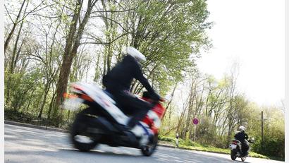 Symbolbild: Roland Weihrauch/dpa
Ein 43-jähriger Mann aus Sulzbach-Rosenberg stiehlt ein Motorrad und fährt ohne Führerschein und unter Drogeneinfluss.