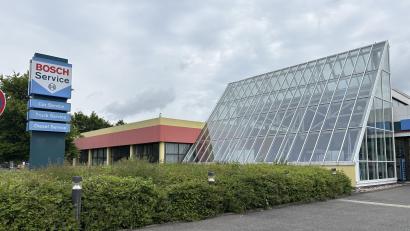 Archivbild: Ganzmann
Die Küblbeck-Zentrale im Gewerbegebiet "Am Forst" fällt vor allem durch einen markanten Glasbau auf. Seit Juli ist die Immoblie in neuen Händen.