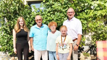 Bild: Eva Seifried
Goldene Hochzeit feierten Heidi und Lorenz Schwarzmeier. Die Glückwünsche des Marktes Mantel überbrachte Bürgermeister Richard Kammerer (rechts). Die Enkelinnen Laura (links) und Franziska (Zweite von rechts) gratulierten ebenfalls.