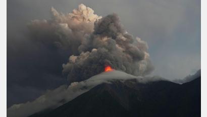 Bild: Moises Castillo/AP/dpa
Lavaströme und Asche steigen aus dem Krater des Vulkans Fuego in Guatemala auf.