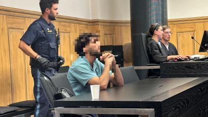 Bild: Stefanie Kraus
Der Angeklagte im Prozess um versuchten Mord in Schwandorf wurde zu einer Haftstrafe von acht Jahren verurteilt.