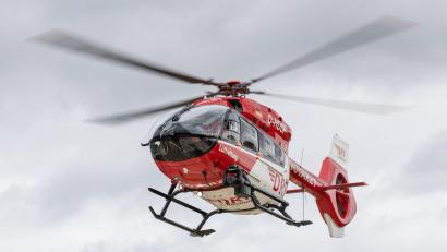 Bild: Daniel Karmann/dpa
Rettungskräfte bargen den Mann und flogen ihn per Hubschrauber in ein Krankenhaus. (Symbolbild)