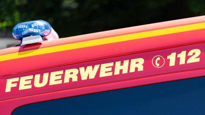 Symbolbild: Michael Matthey/dpa
Die Feuerwehren im Einsatz: Auch in Weiherhammer kam es zu einem kleinen Brand. Für die Bevölkerung besteht keine Gefahr.