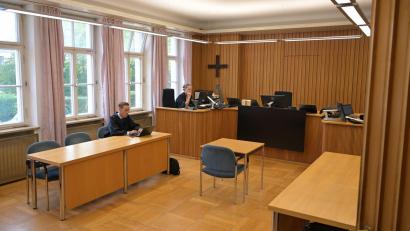 Bild: Malin Wunderlich/dpa
Rechtsanwalt Marcus Becker, der Verteidiger des angeklagten Ex-Bürgermeisters, wartete zunächst alleine im Gerichtssaal. Sein Mandant kam erst später nach.