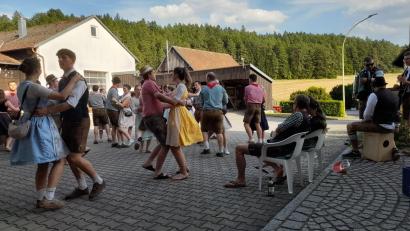 Bild: Jürgen Leißner
Das Tanzen bei der Holnsteiner Kirwa ließ auch am Montag nicht nach beim Umzug durch das Reinbachtal, hier in Gaisheim.