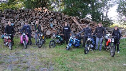 Bild: Konrad Rosner
Sieben Burschen aus Konnersreuth vor der Abfahrt zum Simson-Treffen nach Zwickau (von links): David Schmid, Quirin Hamann, Jan Raupach, Robin Baumgärtner, Fabian Hamann, Leon Fröhlich und Lukas Schnurrer.