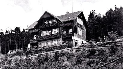 Archivbild: Gästeinfo Bad Neualbenreuth
Im Bild das 1926 erbaute und eingeweihte Tillenschutzhaus auf 939 Metern Höhe. Die Aufnahme stammt aus dem Jahr 1930.