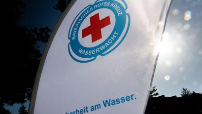 Bild: Lino Mirgeler/dpa
Die Wasserwacht hat in zwei Einsätzen drei Kinder einer Familie gerettet.