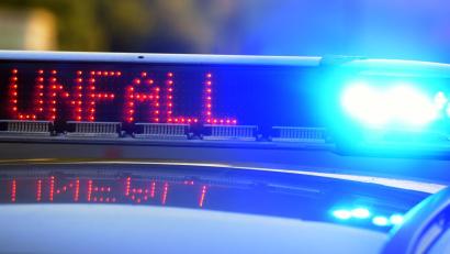 Symbolbild: Stefan Puchner/dpa
Zwei Autos stoßen am Nabburger Torplatz zusammen. Eine 20-Jährige muss bremsen, ein 26-Jähriger fährt auf.