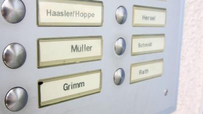 Symbolbild: Philipp Brandstädter/dpa
Etwa ein Drittel aller Haushalte im Landkreis Tirschenreuth wohnt zur Miete. Zu Bedarfsgemeinschaften, die Grundsicherung und damit die Mietkosten erstattet bekommen, zählen aktuell rund 1000 Haushalte. Was angemessener Wohnraum kosten darf, wurde nun neu festgelegt.