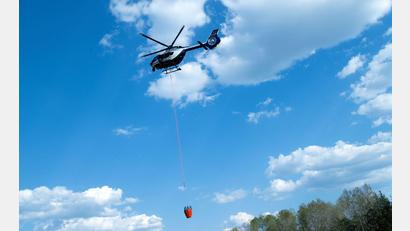 Bild: Pia Bayer/dpa
Ein Löschhubschrauber im Einsatz. (Symbolbild)