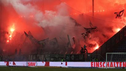 Bild: Andreas Gora/dpa
Kommt Hannover teuer zu stehen: Pyrotechnik im Fanblock. (Archivbild)