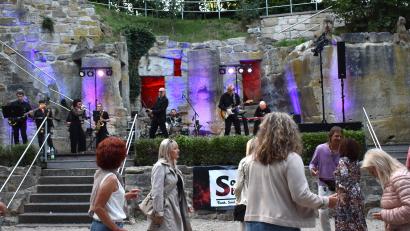 Bild: Renate Gradl
Eine beeindruckende Kulisse für "Soul Station No. 10" - und das Publikum tanzte begeistert zum Sound der Band.