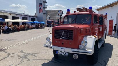 Bild: Raphael Haubelt
Damit Teile des Kinderprogramms beim Hallenfest der Nabburger Feuerwehr im Schatten möglich waren, musste der Oldtimer seine Garage verlassen.